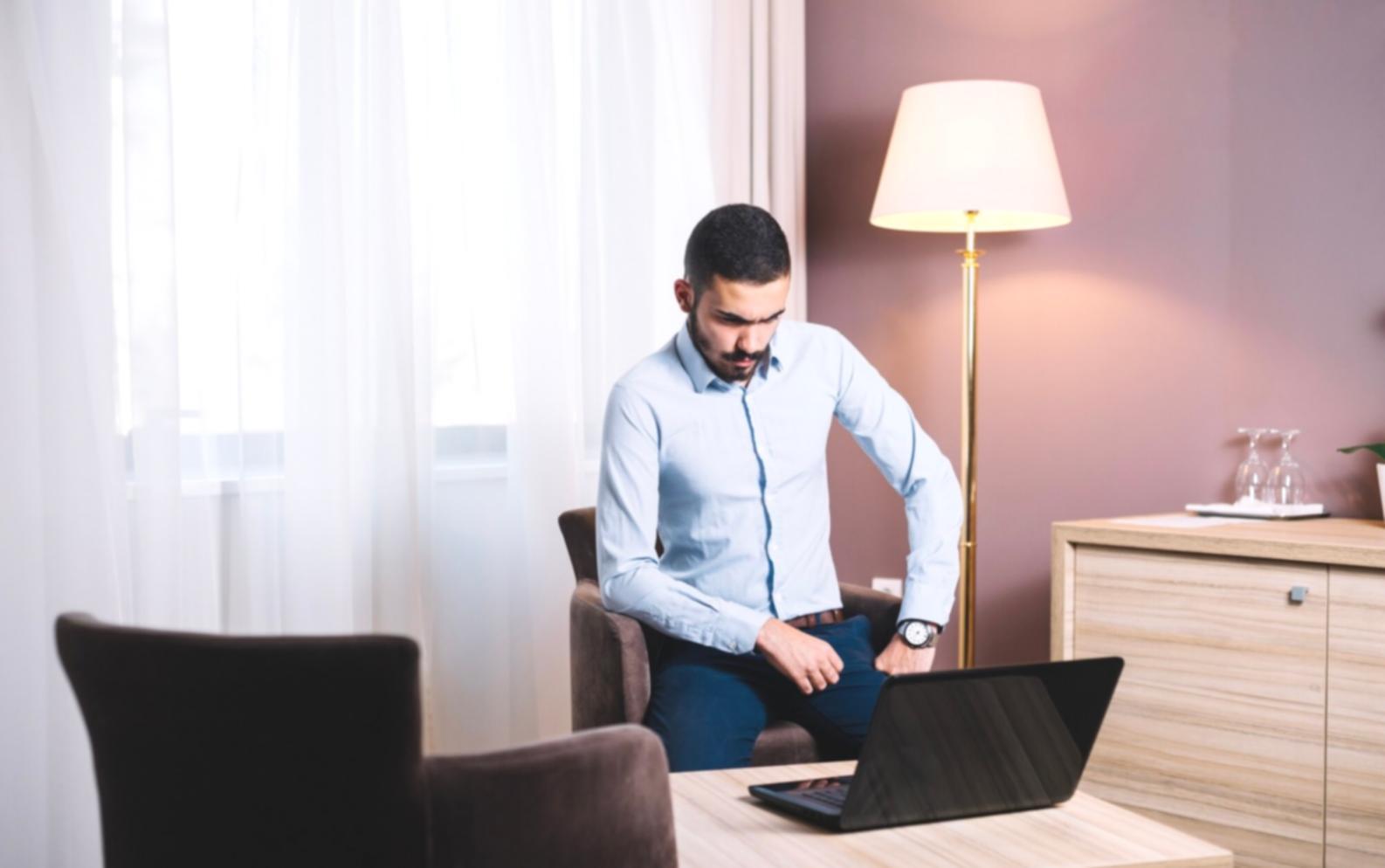 Personne travaillant sur un budget personnel avec calculatrice et documents